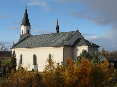 Kościół parafialny od boku.